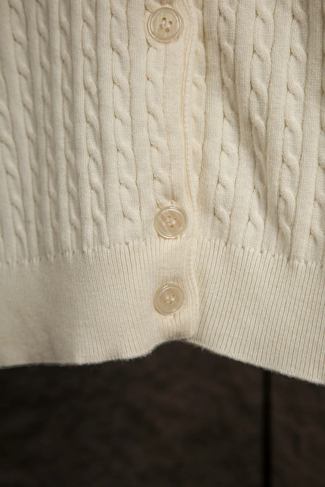 P196 Actual photo [Evergreen for all seasons] Style number: 25123# Color: black/navy blue/almond/white Size: S-XL - Ralph Lauren/Ralph Lauren 2025FW Zhao Lusi's same solid color logo knitted versatile fine twist knitted buttoned long-sleeved cardigan - RL's classic fine twist cardigan 21S quality cotton yarn A cardigan that can be worn in all seasons Can be matched inside or outside Simple and clean basic color matching The upper body is clean and flawless. The comfort brought by imported cotton yarn is soft. An item that cannot be rejected.